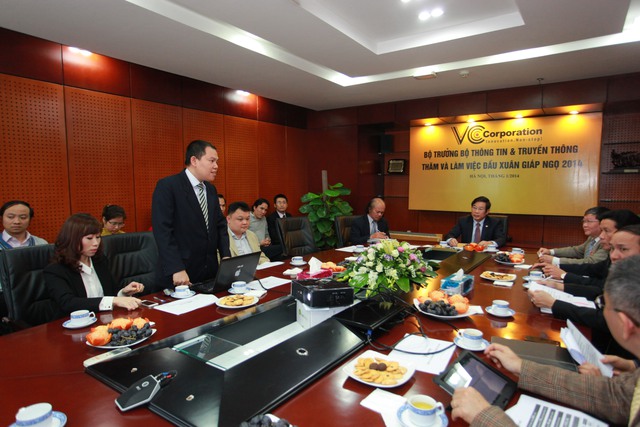 Ông Vương Vũ Thắng - Tổng Giám Đốc VCCorp báo cáo sơ bộ về tình hình hoạt động của công ty, bên cạnh đó nêu ra các vấn đề và đề xuất.