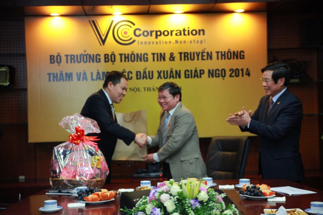 
Phó chủ nhiệm Ủy ban văn hóa giáo dục thanh niên - nhi đồng Quốc hội Lê Như Tiến cũng gửi tặng VCCorp món quà đầu xuân.
