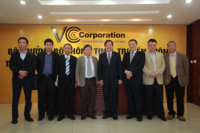 
Bộ trưởng Nguyễn Bắc Son và đại diện Bộ TT - TT chụp ảnh lưu niệm cùng BGĐ VCCorp.
