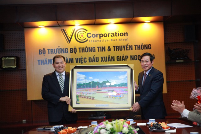 Bộ trưởng tặng quà lưu niệm cho Công ty cổ phần truyền thông Việt Nam.